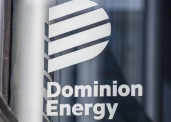 Acciones que realizan los mayores movimientos al mediodía: D, PSKY, RKLB, SWK