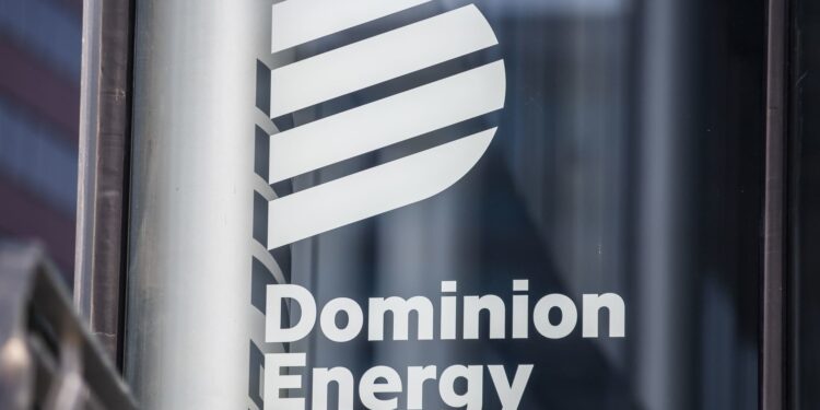 Acciones que realizan los mayores movimientos al mediodía: D, PSKY, RKLB, SWK