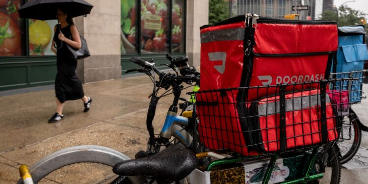 Acciones que realizan los mayores movimientos al mediodía: SNPS, DIS, DASH, MSTR