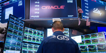 Acciones que realizan los mayores movimientos al mediodía: ORCL, JBL, PSKY, TPL