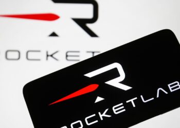 Acciones que realizan los mayores movimientos al mediodía: Rocket Lab, Trump Media, Lululemon, Micron Technology y más