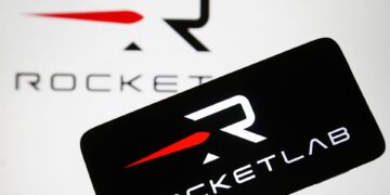 Acciones que realizan los mayores movimientos al mediodía: Rocket Lab, Trump Media, Lululemon, Micron Technology y más