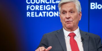 Vea al gobernador de la Fed, Christopher Waller, hablar sobre las tasas de interés y la carrera para suceder a Powell