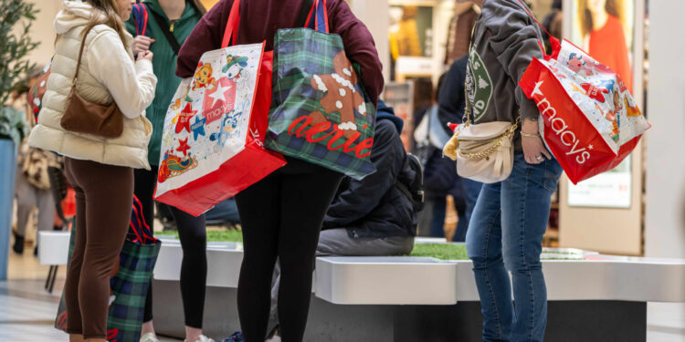 Los consumidores adquieren más deudas de tarjetas de crédito estas fiestas