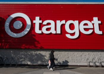 Acciones que realizan los mayores movimientos al mediodía: FCX, CPNG, TGT