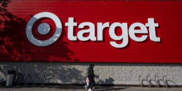 Acciones que realizan los mayores movimientos al mediodía: FCX, CPNG, TGT