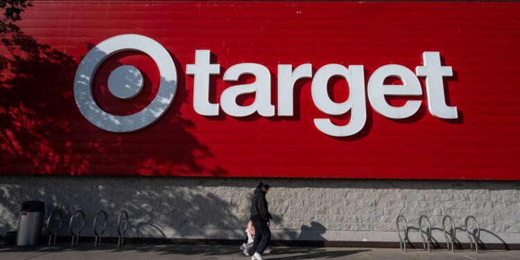 Acciones que realizan los mayores movimientos al mediodía: FCX, CPNG, TGT