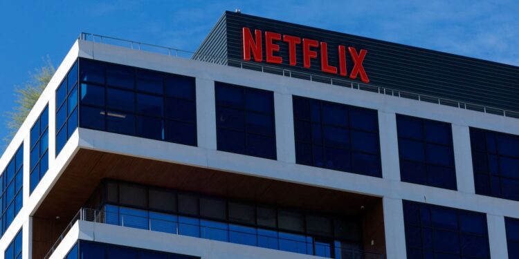 Acciones que realizan los mayores movimientos del mediodía: MSFT, NFLX, MRVL, GTLB