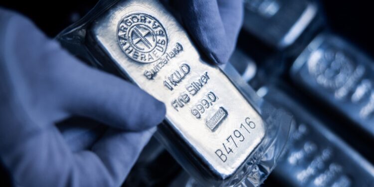 Los futuros de la plata registran el peor día desde 2021, retrocediendo drásticamente desde el récord