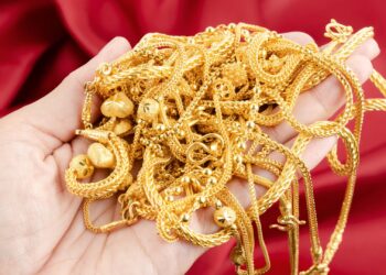 Es posible que los propietarios de joyas quieran comprobar la cobertura de su seguro de vivienda.