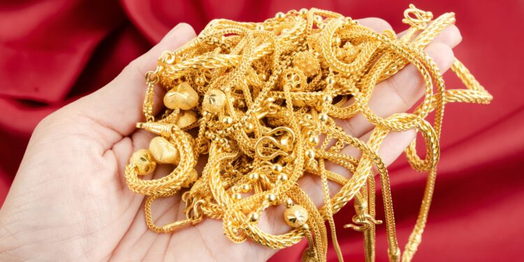 Es posible que los propietarios de joyas quieran comprobar la cobertura de su seguro de vivienda.