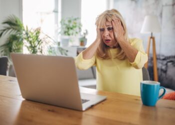 El fraude financiero les cuesta a muchos adultos mayores $100,000 o más: FTC