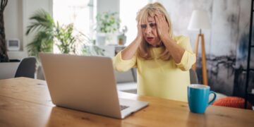 El fraude financiero les cuesta a muchos adultos mayores $100,000 o más: FTC