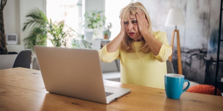 El fraude financiero les cuesta a muchos adultos mayores $100,000 o más: FTC