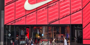 Acciones que realizan los mayores movimientos al mediodía: NKE, CORT, TSM