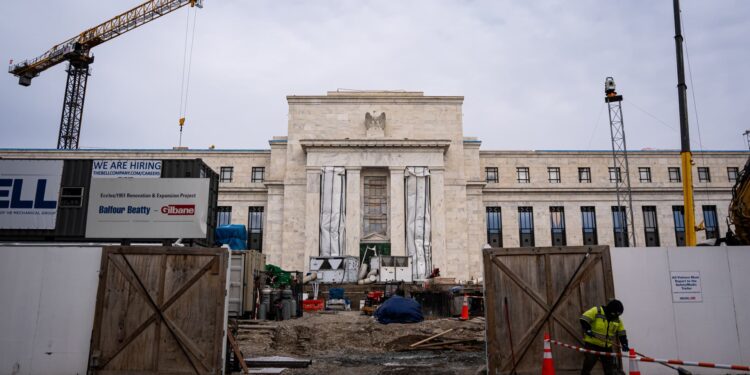 El economista Mark Zandi ve que la Fed sorprenderá con tres recortes de tipos en el primer semestre de 2026