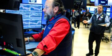 El viernes podría ser un día agitado para las operaciones en Wall Street. He aquí por qué