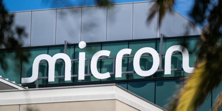 Acciones que realizan los mayores movimientos antes de la comercialización: MU, DJT, LULU