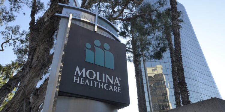 Acciones que realizan los mayores movimientos al mediodía: MOH, INTC, AXTI, OCFC