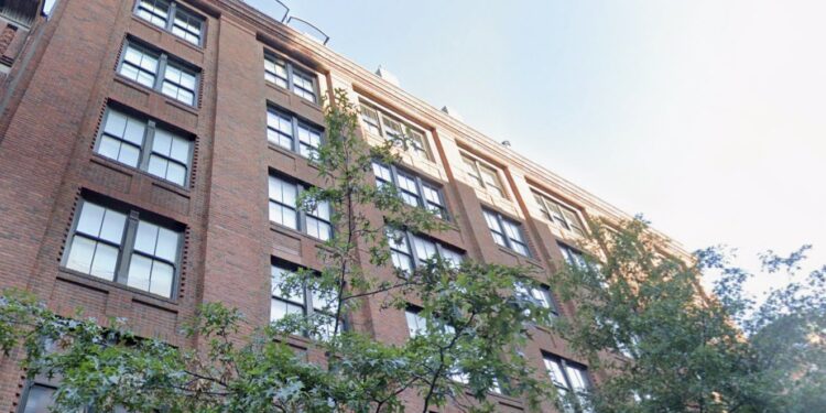 Billy Joel vende un condominio en la ciudad de Nueva York a su propia hija por $4,5 millones, días antes de recortar $5 millones del precio de la propiedad en Long Island