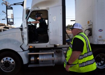Una revisión federal encuentra que el 44% de las escuelas de camiones de EE. UU. no cumplen con las reglas gubernamentales