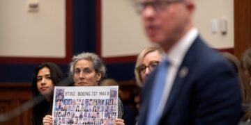 El jefe de la FAA promete mantener las medidas de seguridad implementadas después del trágico accidente aéreo en DC