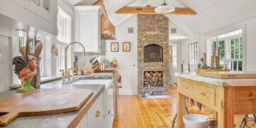 Granja restaurada de 250 años en Nueva York que alguna vez sirvió como club de caza local y ahora ofrece listas de 160 acres por $ 12 millones