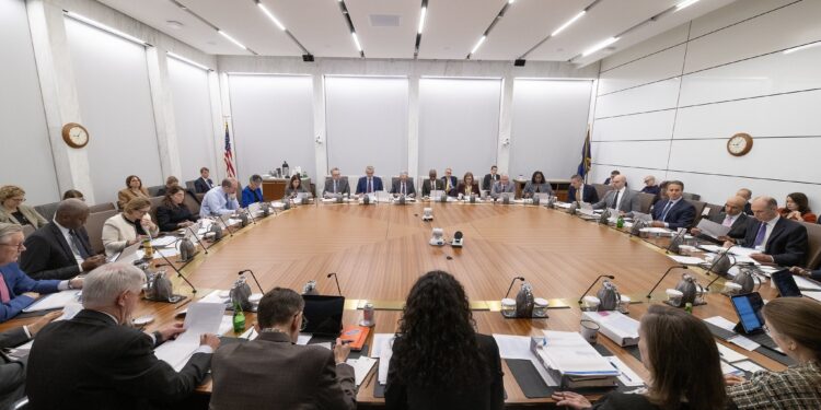 Las autoridades de la Fed discutieron la posibilidad de suspender los recortes de tasas después de la reunión de diciembre