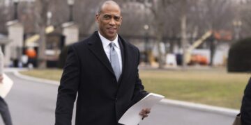 El secretario de HUD dice que “es necesario realizar más investigaciones” sobre la propuesta de hipoteca a 50 años