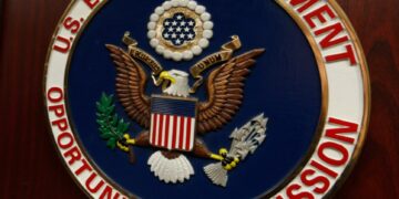 El presidente de la EEOC hace un llamamiento a los hombres blancos que pueden tener denuncias de discriminación