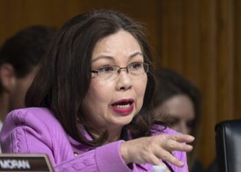 El principal demócrata del Senado exige un bono de cierre de 10.000 dólares para todos los controladores de tráfico aéreo