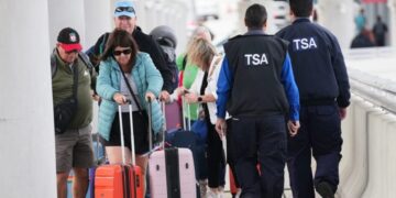 La TSA predice una temporada de viajes de vacaciones potencialmente récord