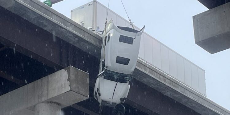Conductor en Virginia Occidental es rescatado de un semirremolque que colgaba de un puente