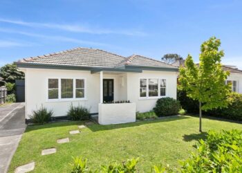 Casa en Belmont se vende por $75,000 de prima en subasta entre semana