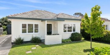 Casa en Belmont se vende por $75,000 de prima en subasta entre semana