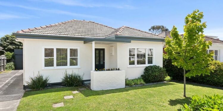 Casa en Belmont se vende por $75,000 de prima en subasta entre semana