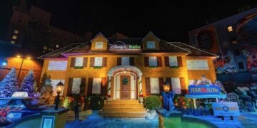 Una casa gigante de pan de jengibre ‘Solo en casa’ aparece en Los Ángeles y rompe el récord mundial Guinness