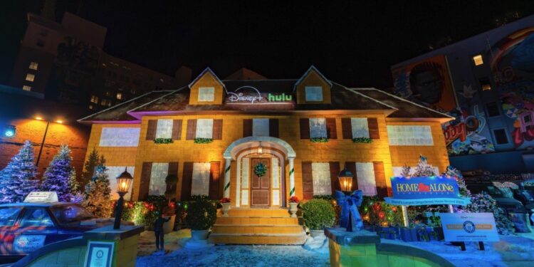 Una casa gigante de pan de jengibre ‘Solo en casa’ aparece en Los Ángeles y rompe el récord mundial Guinness