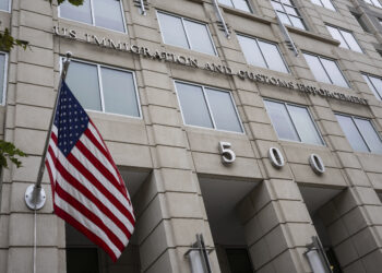 Denver impide que contratista de ICE amplíe operaciones en aeropuerto