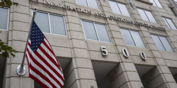 Denver impide que contratista de ICE amplíe operaciones en aeropuerto