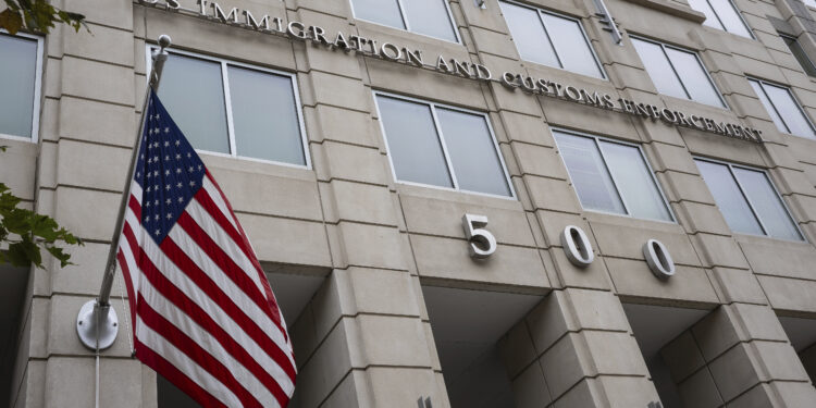 Denver impide que contratista de ICE amplíe operaciones en aeropuerto