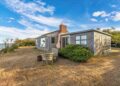 Cabaña en Cape Cod, situada precariamente al borde de un acantilado oceánico, se vende por menos de la mitad de su precio inicial de 239.000 dólares