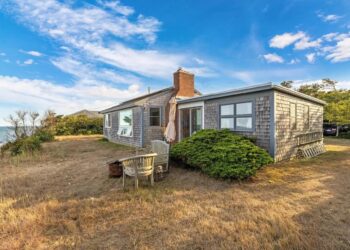 Cabaña en Cape Cod, situada precariamente al borde de un acantilado oceánico, se vende por menos de la mitad de su precio inicial de 239.000 dólares