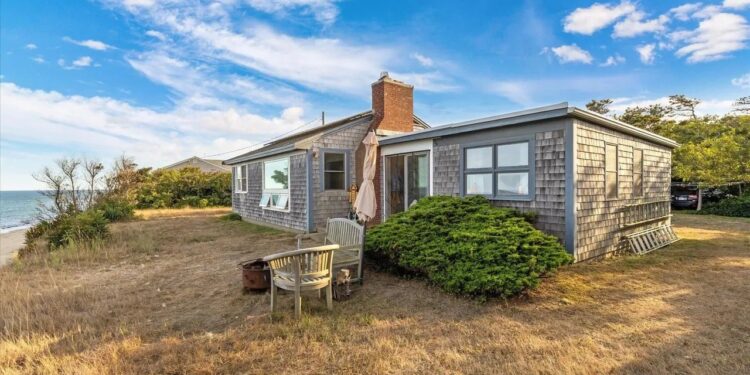 Cabaña en Cape Cod, situada precariamente al borde de un acantilado oceánico, se vende por menos de la mitad de su precio inicial de 239.000 dólares