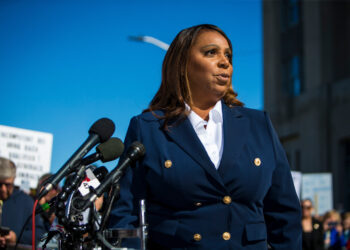 Los fiscales generales estatales demandan a la administración Trump por sus esfuerzos para cerrar la CFPB