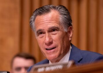Romney pide impuestos más altos para los ricos en un artículo de opinión del New York Times