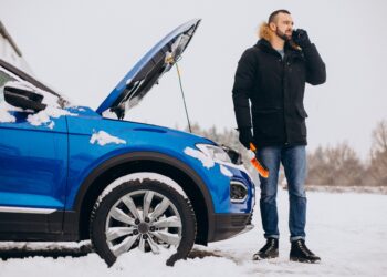 10 artículos esenciales para su equipo de emergencia para el automóvil en invierno