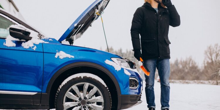 10 artículos esenciales para su equipo de emergencia para el automóvil en invierno