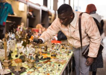 Así es como gano $1,000 al mes vendiendo hallazgos en tiendas de segunda mano en línea