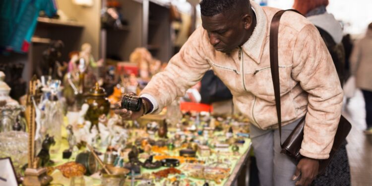 Así es como gano $1,000 al mes vendiendo hallazgos en tiendas de segunda mano en línea